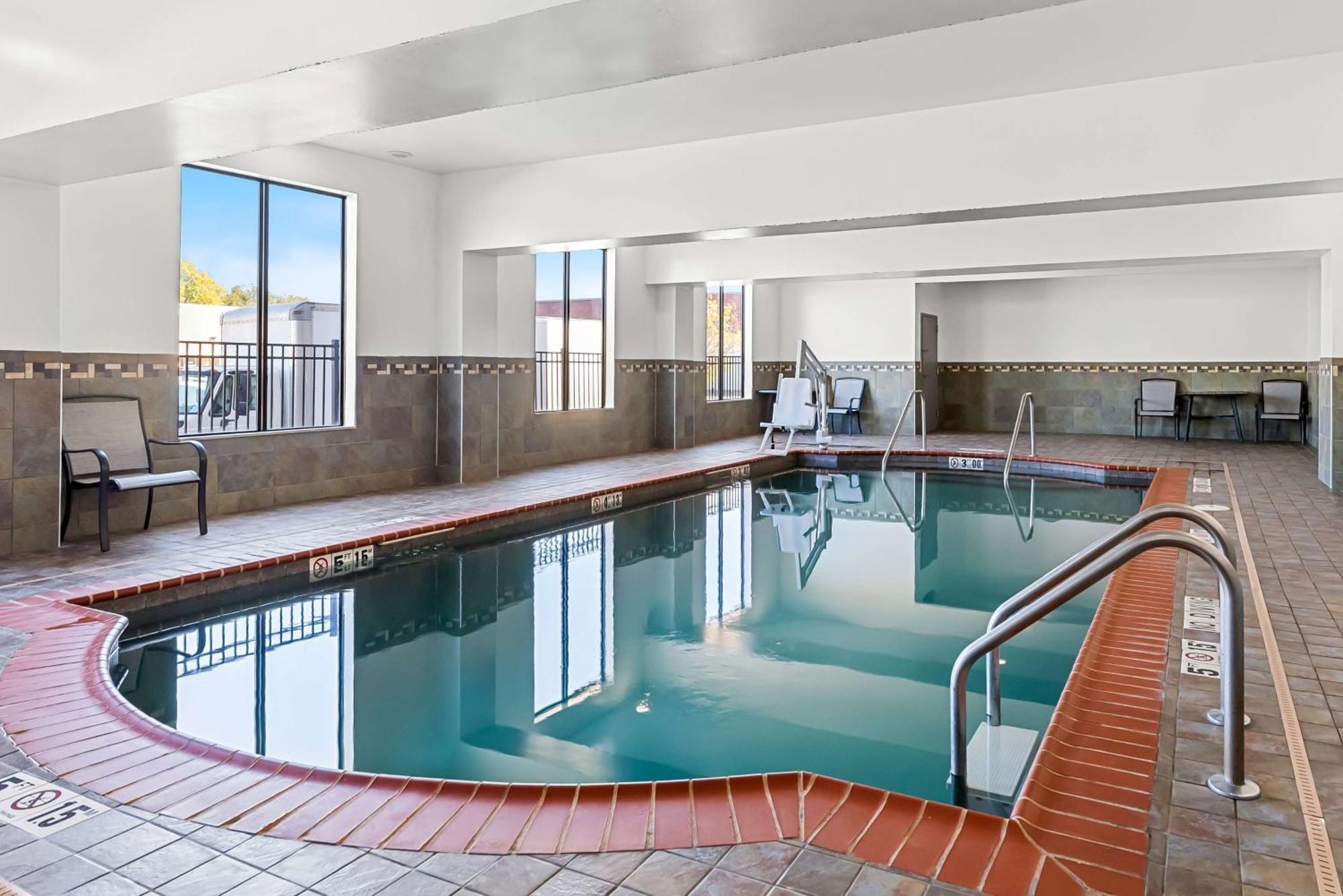 Best Western St. Louis Airport North Hotel & Suites Hazelwood Eksteriør billede