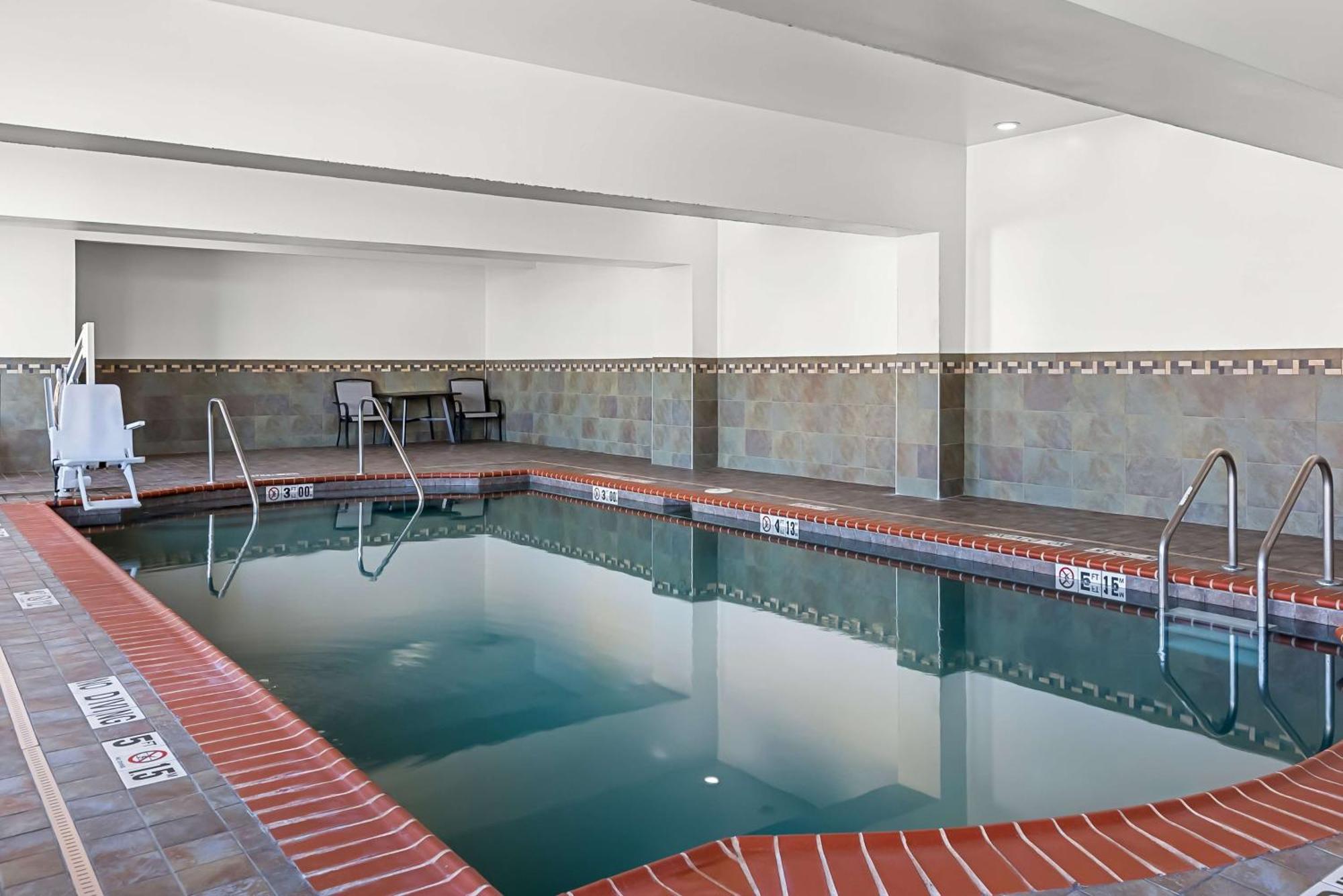 Best Western St. Louis Airport North Hotel & Suites Hazelwood Eksteriør billede